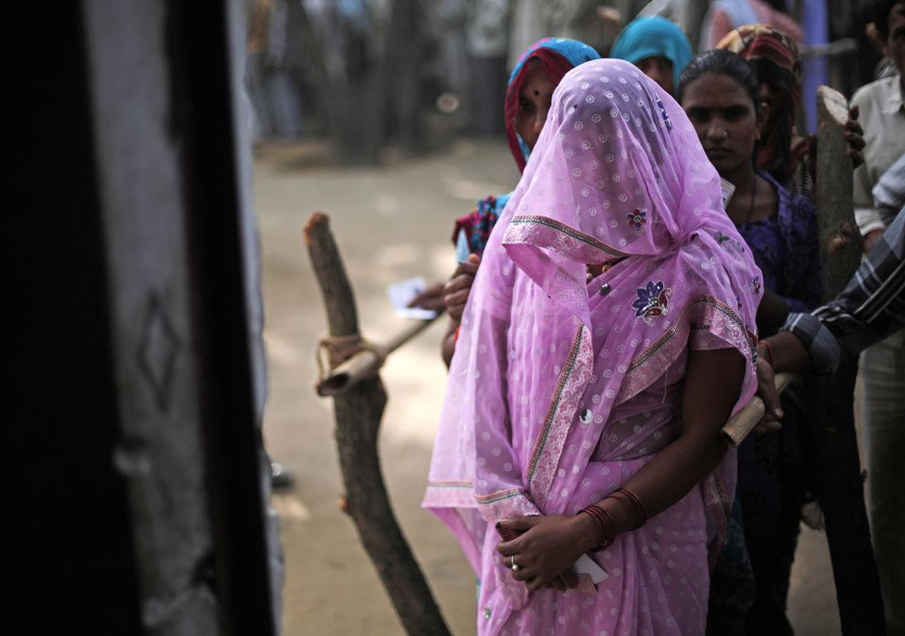 Una mujer hace cola para votar en un colegio de Uttar Pradesh (Reuters).