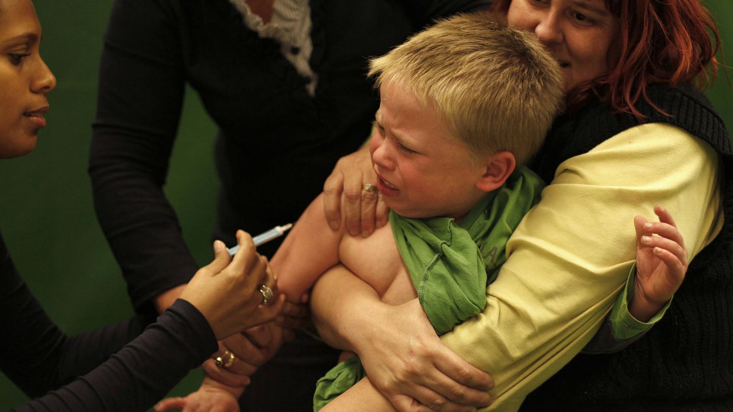 Un niño recibe una vacuna contra la gripe porcina en Schiedam, Holanda, en noviembre de 2009. (Reuters)
