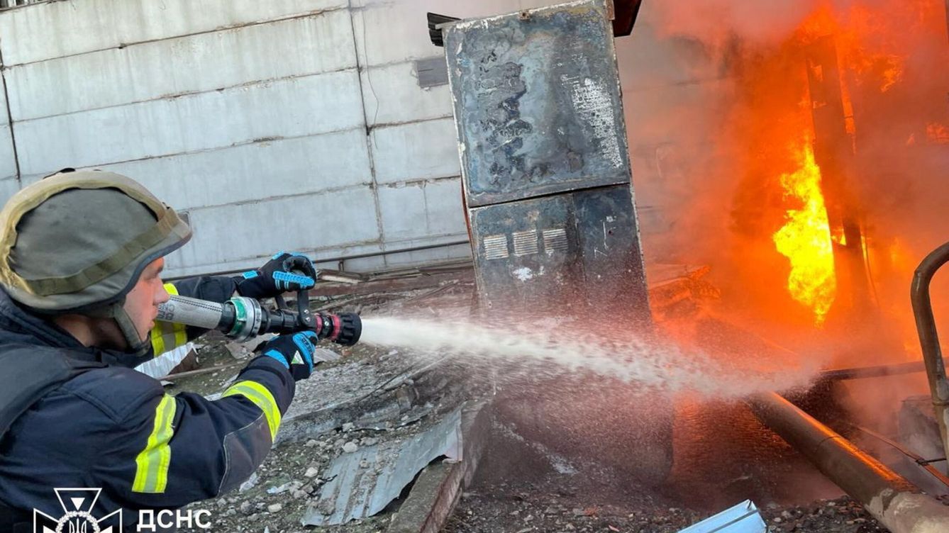 Foto: Un bombero intenta apagar un fuego provocado por los últimos ataques ruso. (Reuters/Servicio de Emergencia de Ucrania))
