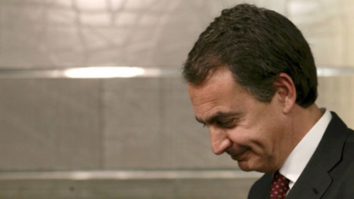 Zapatero pide a las grandes empresas un plan de 30.000 becas para atajar el paro juvenil