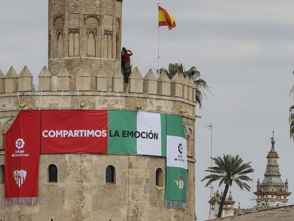 Foto: La bufanda de ambos equipos en la Torre del Oro. (EFE/José Manuel Vidal)