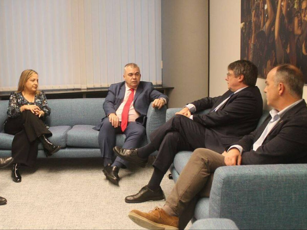 Foto: Santos Cerdán y Carles Puigdemont, en Bruselas. (PSOE)