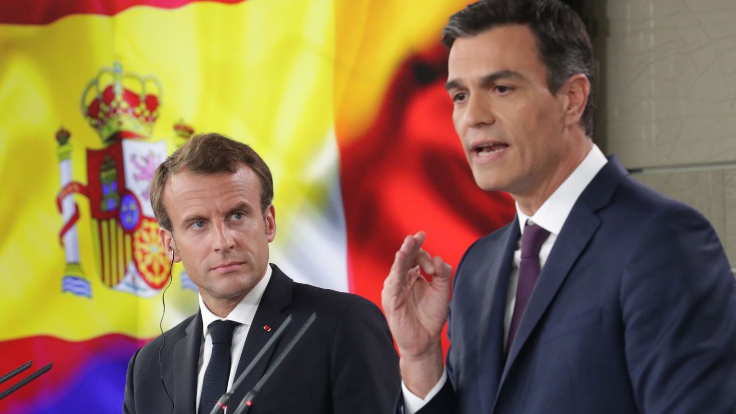 Pedro Sánchez (d) y el presidente de Francia, Emmanuel Macron (i), el pasado junio. (EFE)