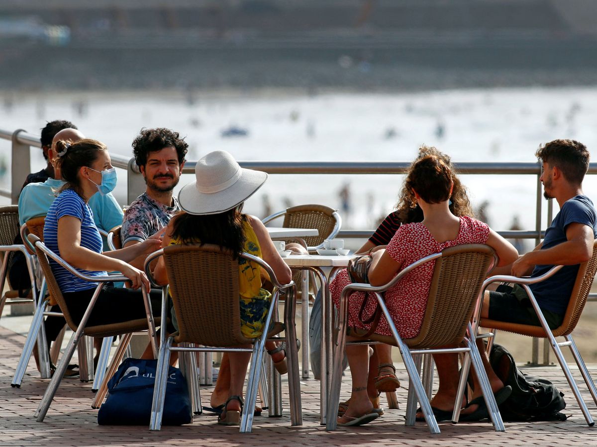 Foto: Un grupo de personas sentadas en una terraza en Canarias. (Reuters)