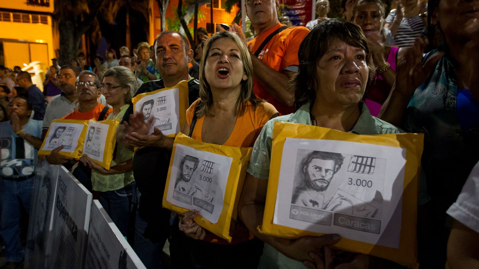Foto: Simpatizantes de la oposición acuden a la prisión de Caracas para pedir la firma del dirigente encarcelado Leopoldo López, el 29 de abril de 2016. (EFE)