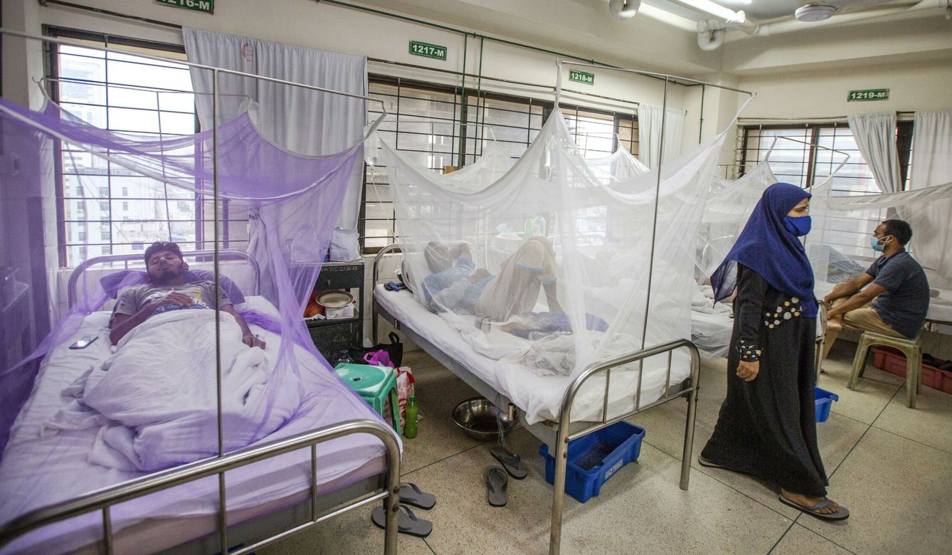 Hospital en Indonesia con personas infectadas con el dengue. (EFE)