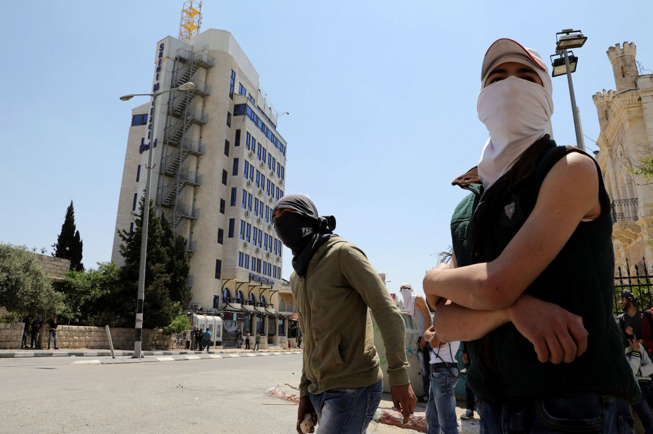 Manifestantes palestinos se enfrentan a las fuerzas de seguridad israelíes en Belén, el 17 de abril de 2017. (Reuters)