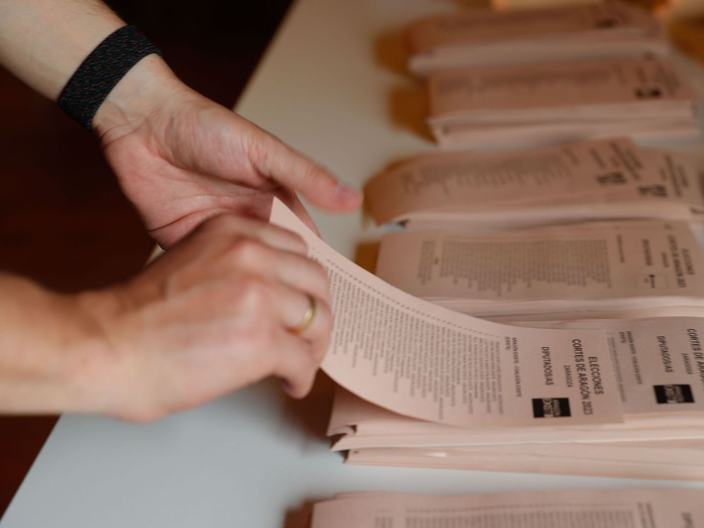 Un votante escoge una papeleta electoral en un colegio electoral durante los comicios de este 28M. (EFE/Javier Cebollada) 