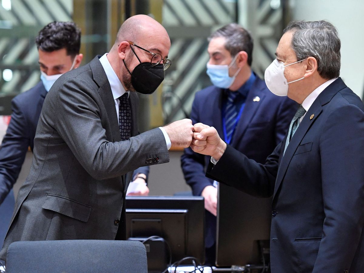 Foto: Charles Michel saluda a Mario Draghi. (Reuters)