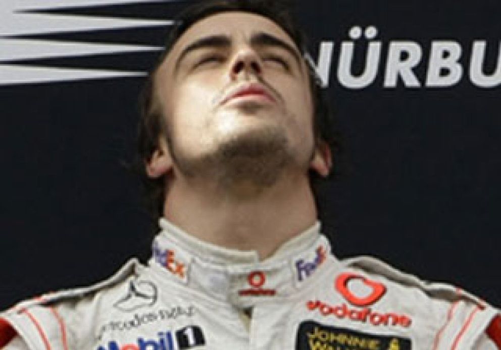 Foto: El Daily Mirror acusa a Alonso de primar a sus mecánicos para vencer a Hamilton