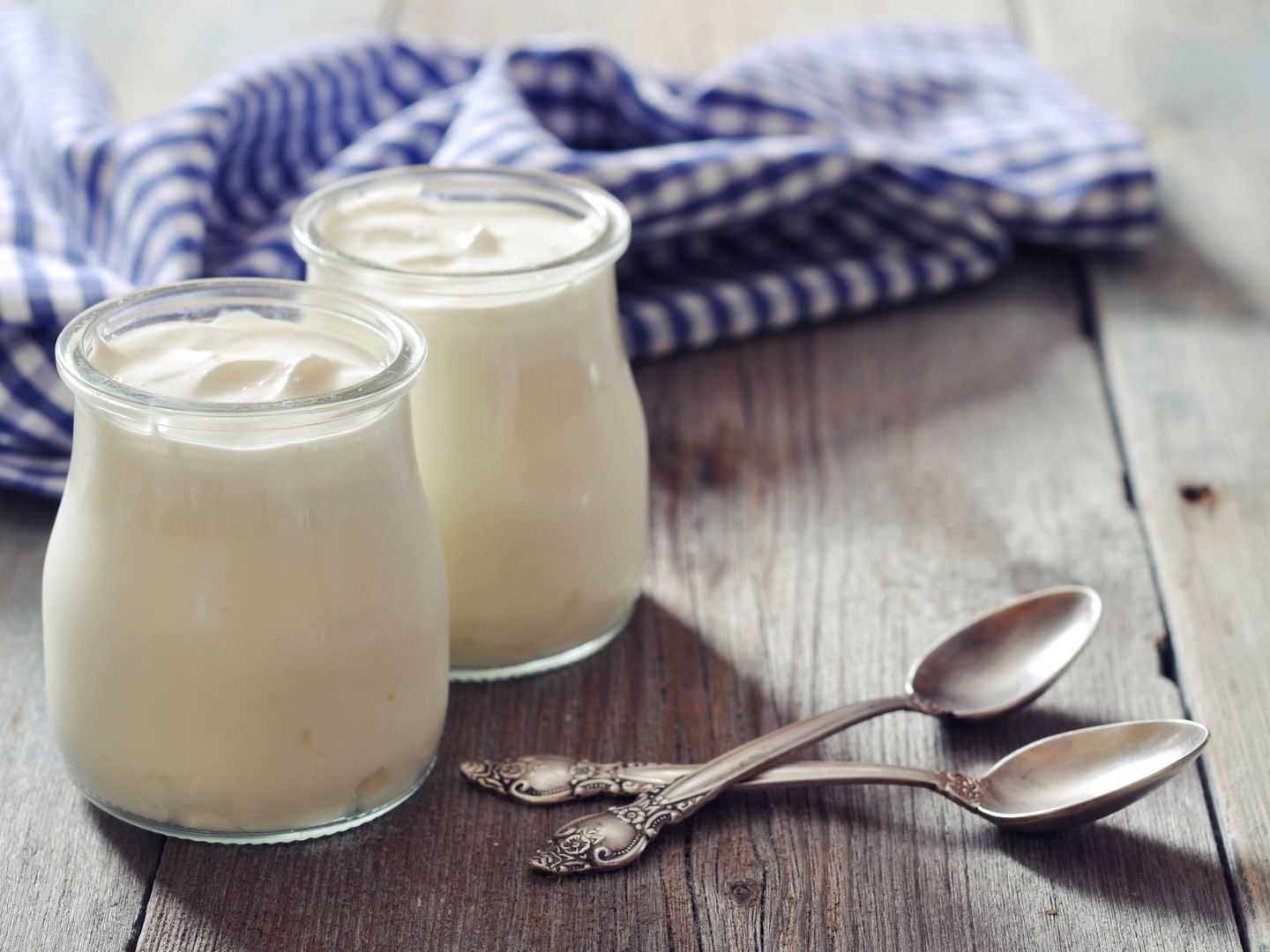 Los yogures ayudan a estabilizar la flora intestinal.