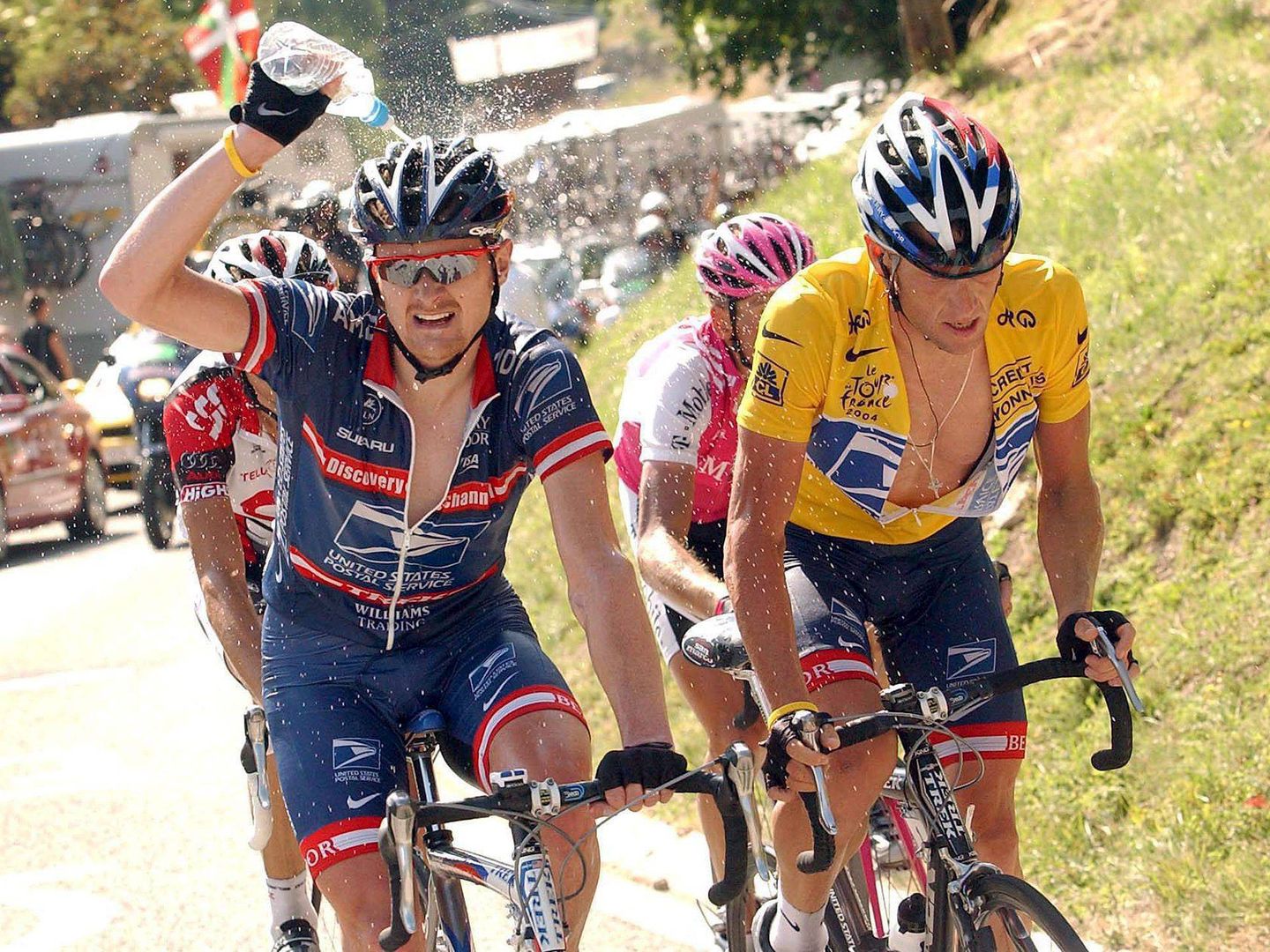 Floyd Landis, junto a Armstrong durante una ascensión en el Tour del 2003. (EFE)