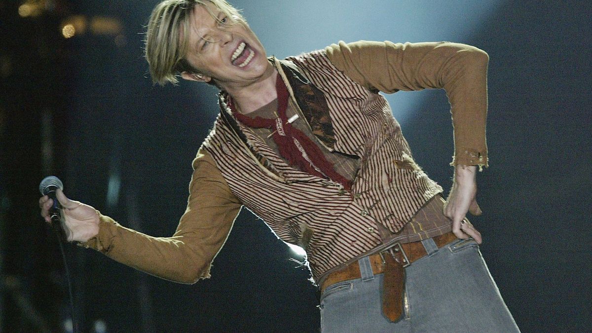 Un hermano suicida y problemas mentales: el lado más oscuro de David Bowie