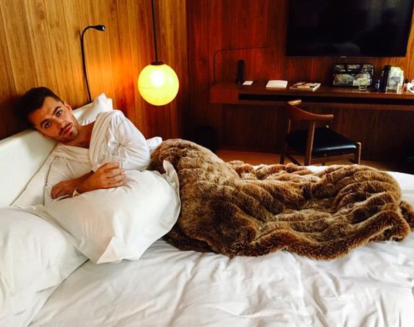 Sam Simth en la cama en una foto que publicó en su Instagram