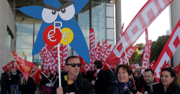 Foto: Sindicalistas protestando ante la junta de accionistas de CaixaBank. (EFE)