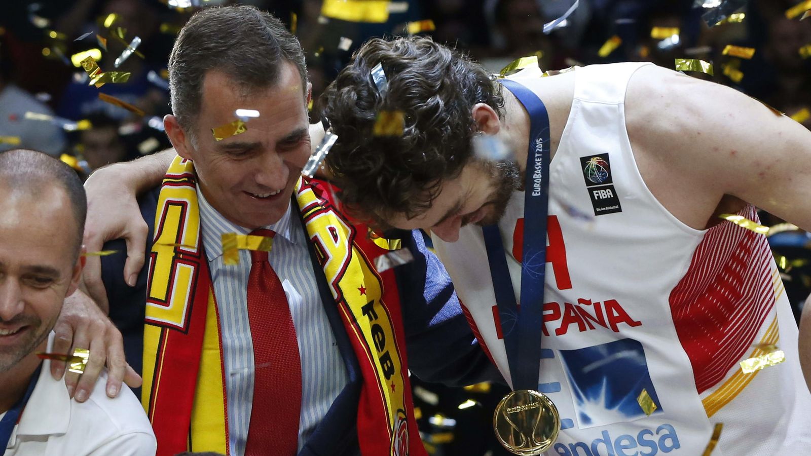 Foto: El pívot de la selección española Pau Gasol con la medalla junto al rey Felipe VI. (EFE)