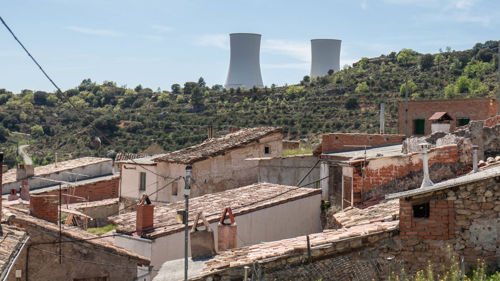 Foto: El pueblo de Trillo, con las chimeneas de la central nuclear de fondo. (D.B.)