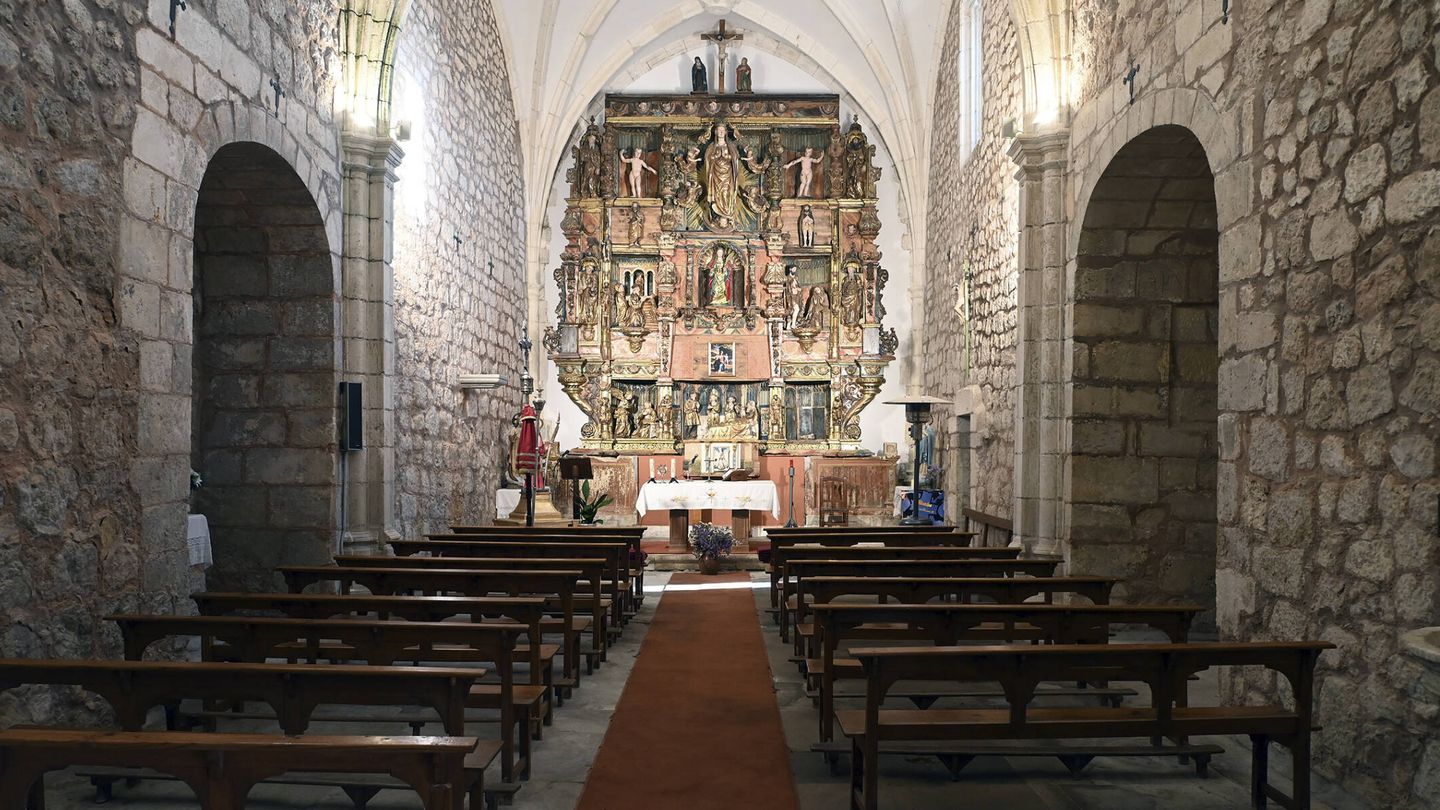 El interior de la iglesia de Cardeñuela Riopico. (Ricardo Ordoñez)