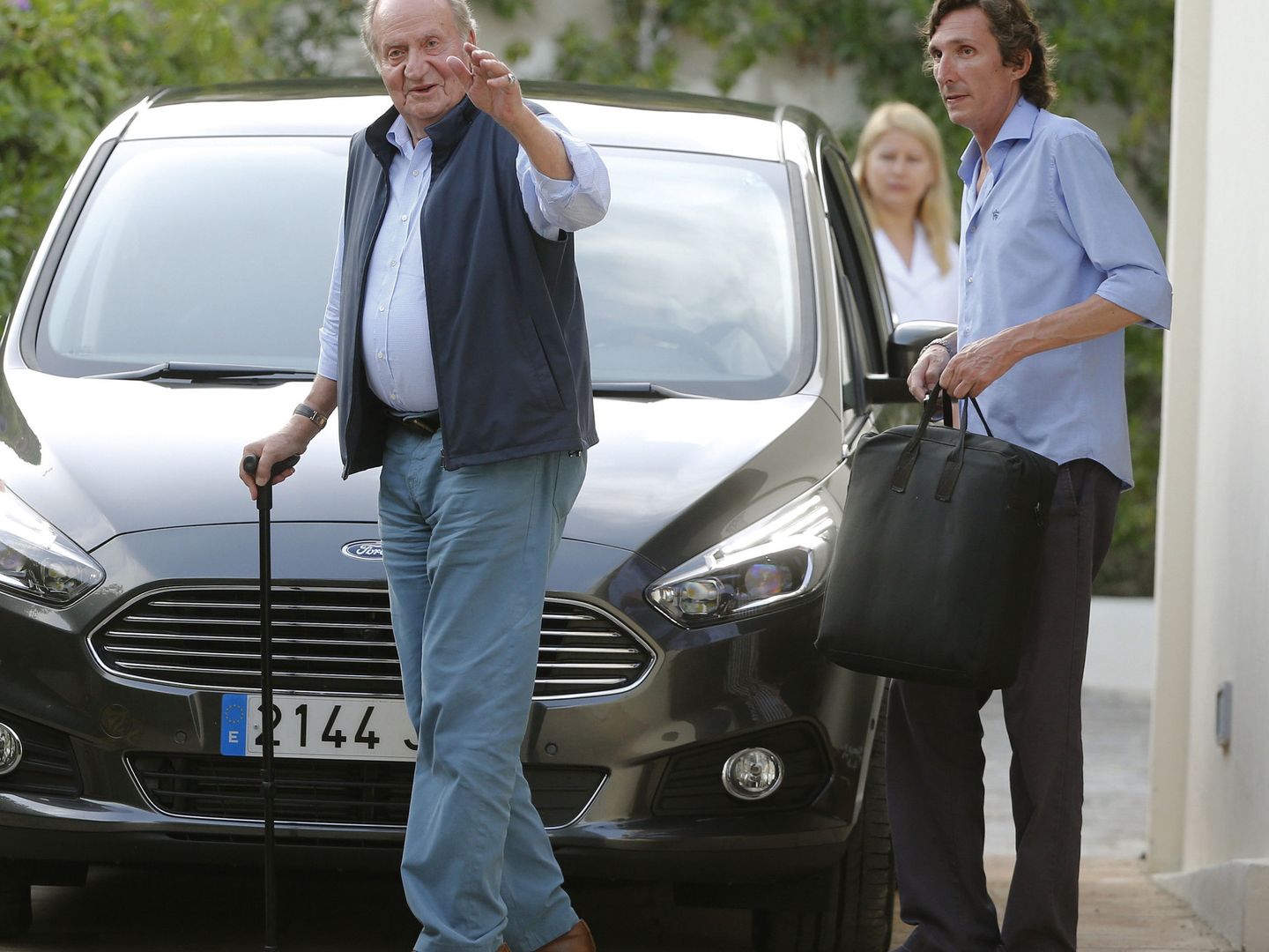 Don Juan Carlos, saliendo de una reunión familiar en la casa de los Gómez-Acebo en Calvià. (EFE)