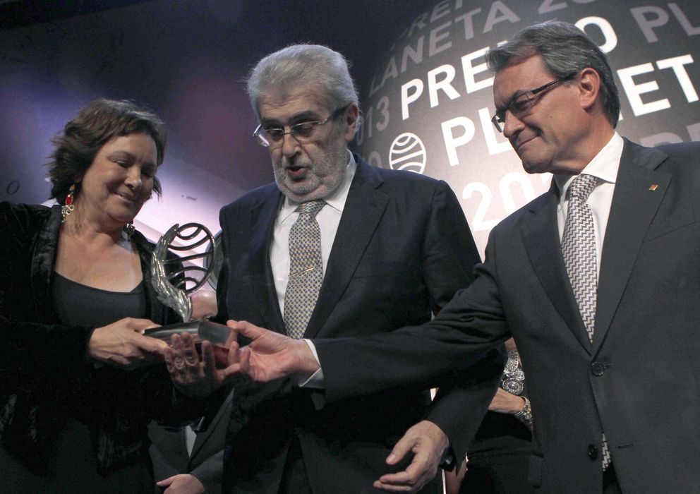 Foto: La escritora Clara Sánchez (i) recibe el Premio Planeta de manos del presidente de la Generalitat, Artur Mas (d), en presencia del presidente del Grupo Planeta,