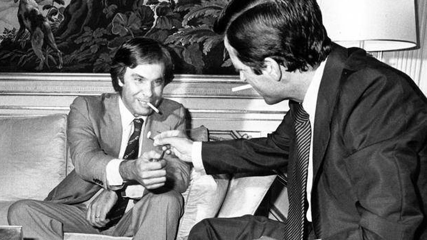Felipe González y Adolfo Suárez, durante una reunión en la Moncloa en 1977. (EFE)