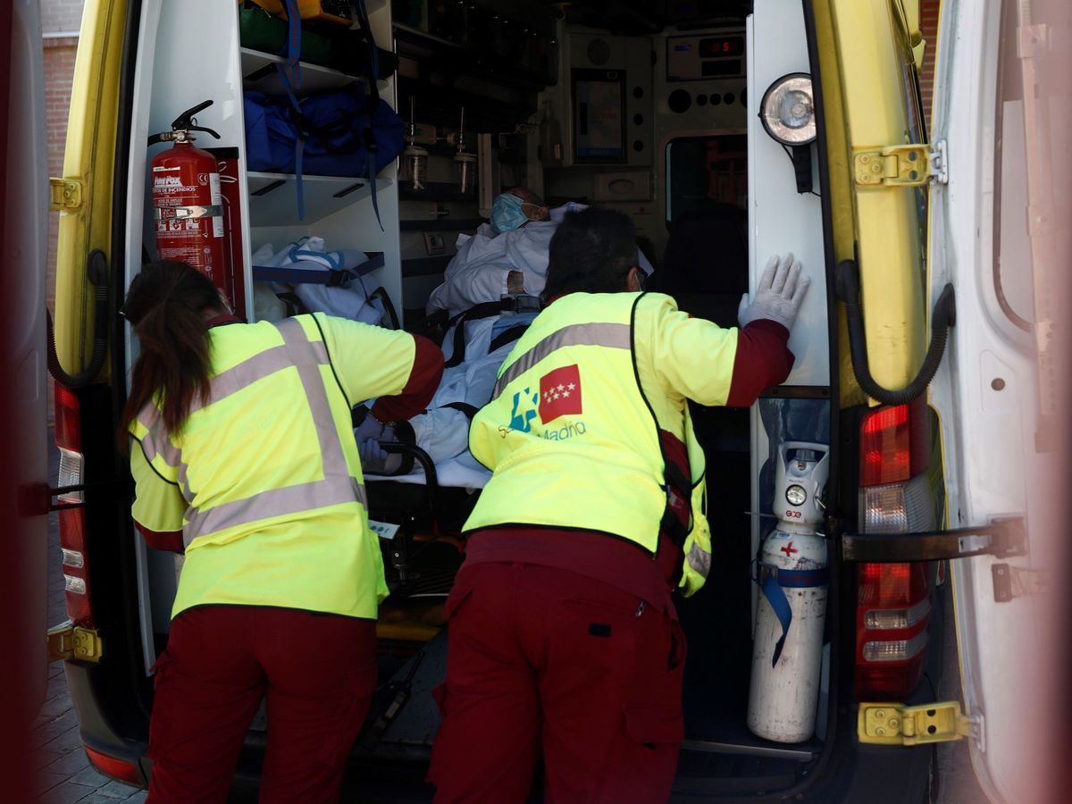 Foto: Personal sanitario de Uua ambulancia en el centro de mayores Casablanca de Valdemoro. (EFE)