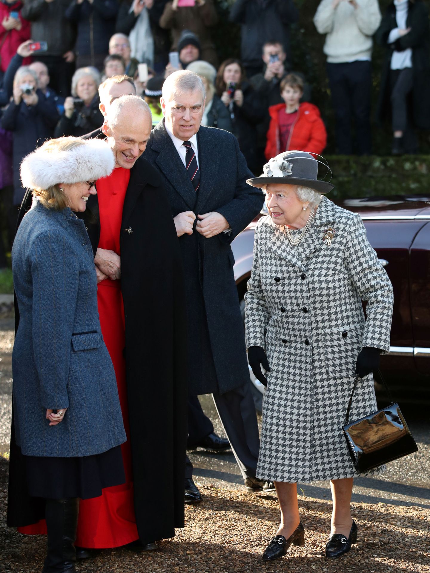 La reina Isabel II, junto al príncipe Andrés hace unos días. (Reuters)