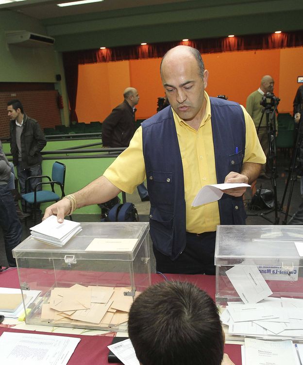 Foto: Un funcionario de Correos entrega el voto por correo. (EFE)