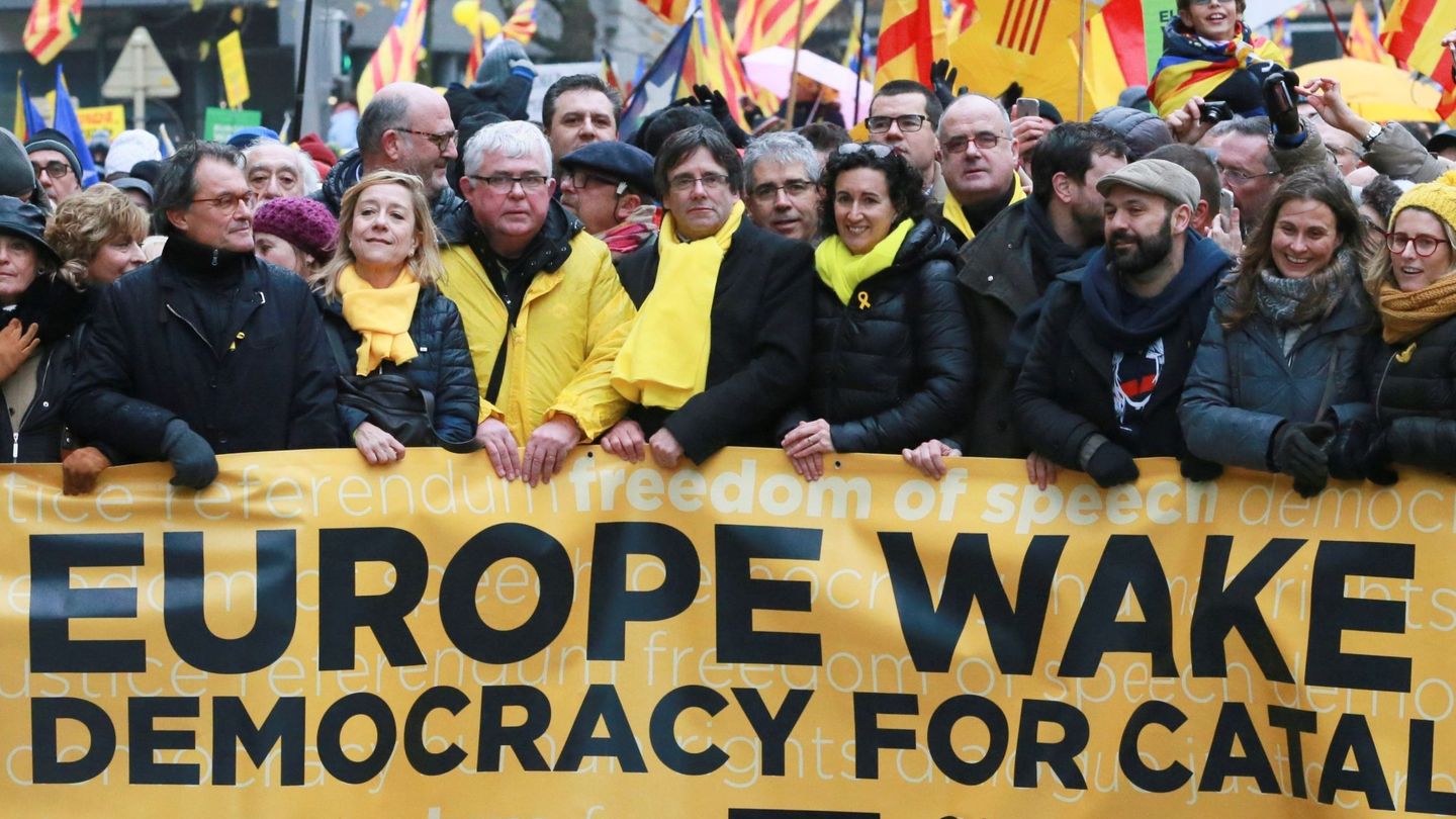 Marcha por la excarcelación de los exconsejeros presos, en Bruselas. (EFE)
