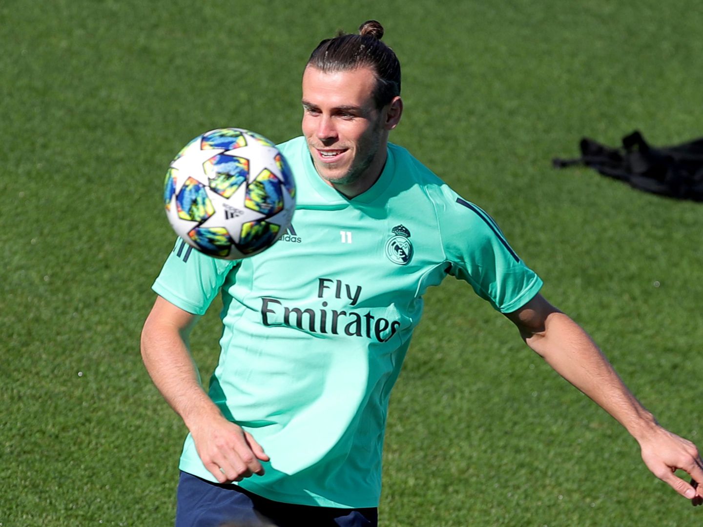 Gareth Bale controla un balón en el entrenamiento. (EFE)