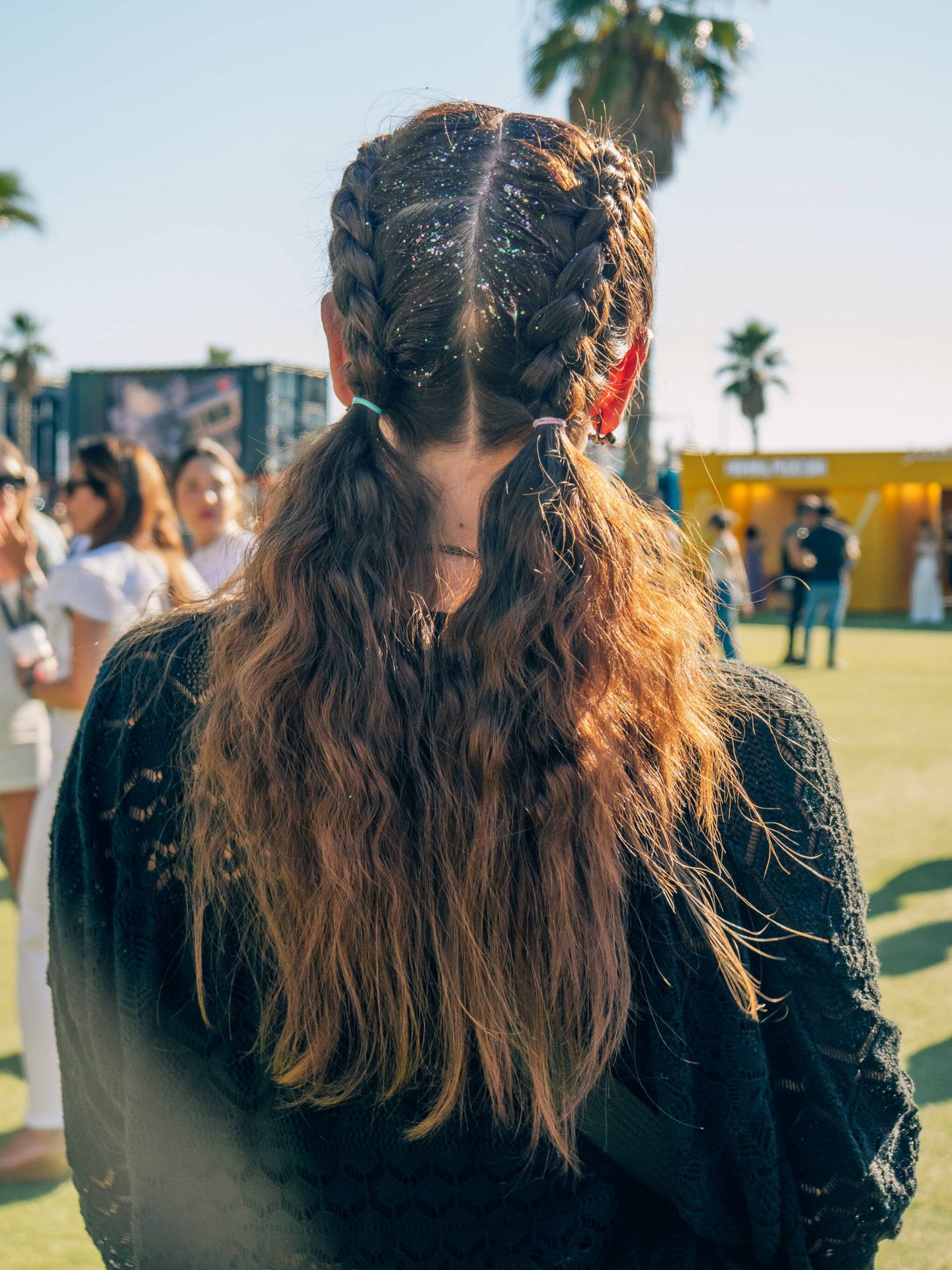 Al texturizar todo el cabello se gana volumen, algo de lo que se ven beneficiados los peinados de festival como las semi boxer braids. (Cortesía Ghd)