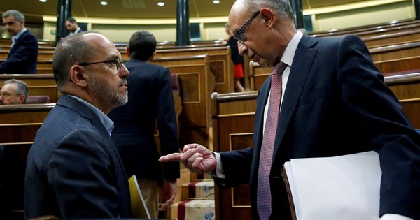 Foto: El ministro de Hacienda y Función Publica, Cristóbal Montoro (d), y el diputado del PDeCAT, Carles Campuzano (i), conversan antes del debate de totalidad a los Presupuestos Generales del Estado de 2018. (EFE)