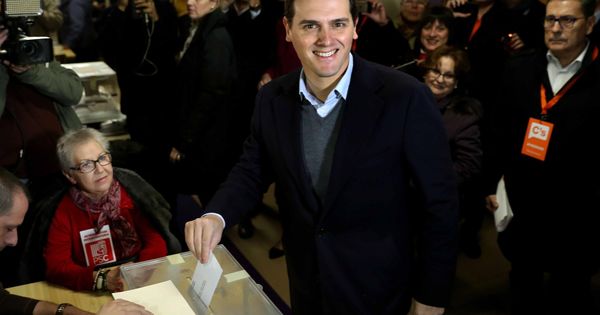 Foto: El presidente de Ciudadanos, Albert Rivera, votando este jueves. (EFE)