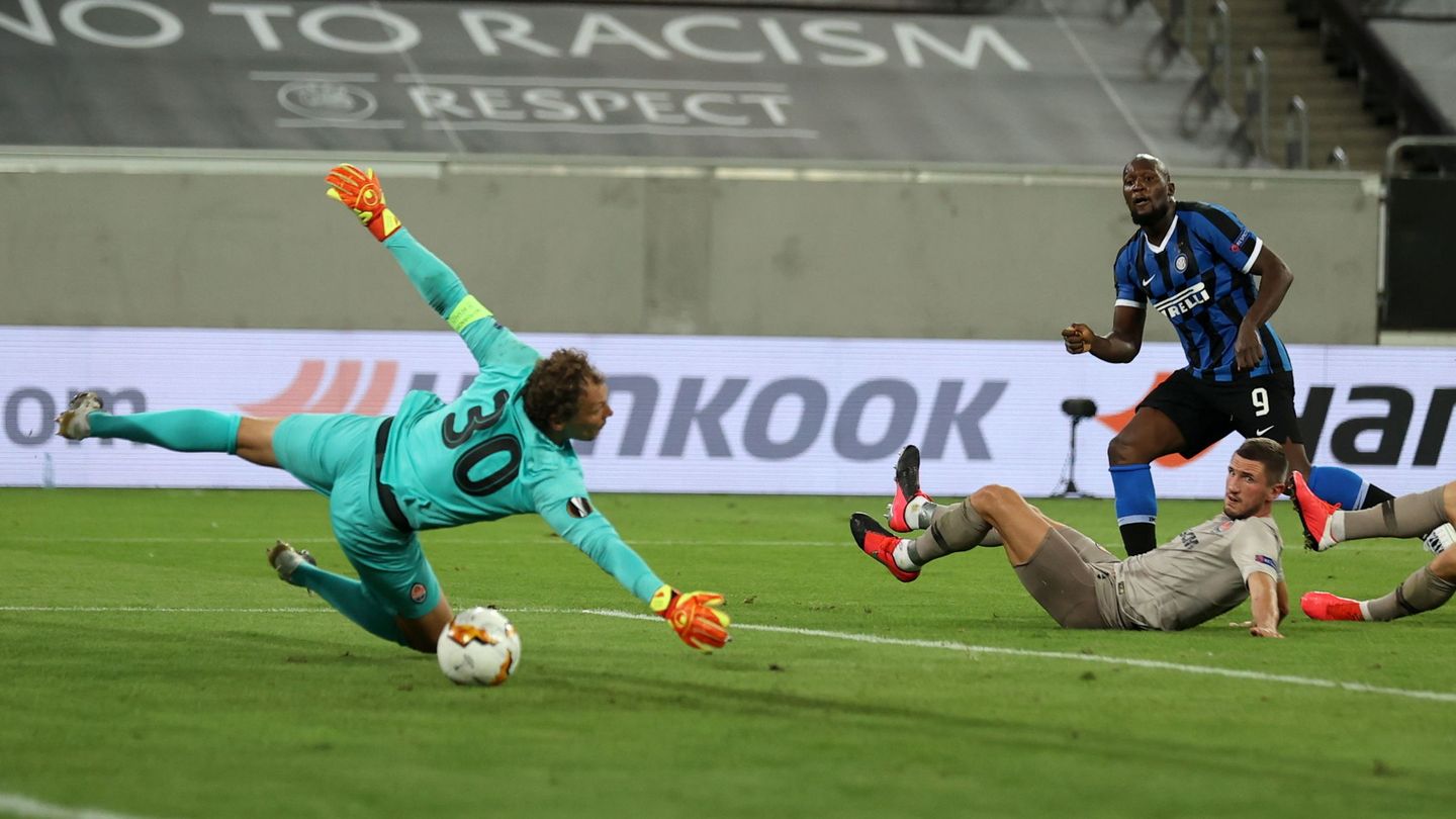 Romelu Lukaku marca un gol en las semifinales de la Europa League. (EFE)