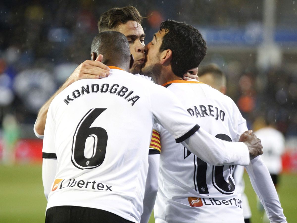 Foto: El Valencia celebra un gol en Vitoria. (EFE)