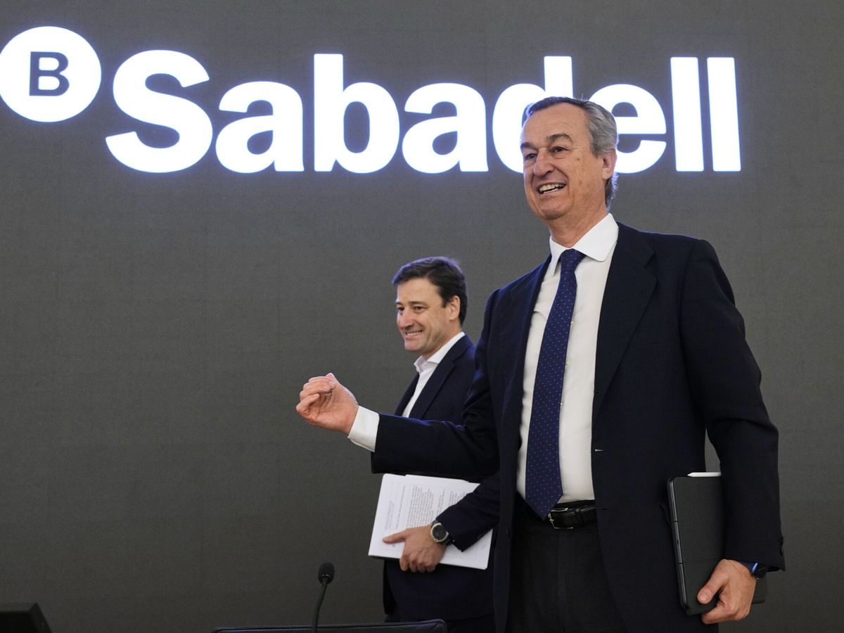 Foto: El consejero delegado del Banco Sabadell, César González-Bueno, y su director financiero, Leopoldo Alvear (i). (EFE Alejandro García)