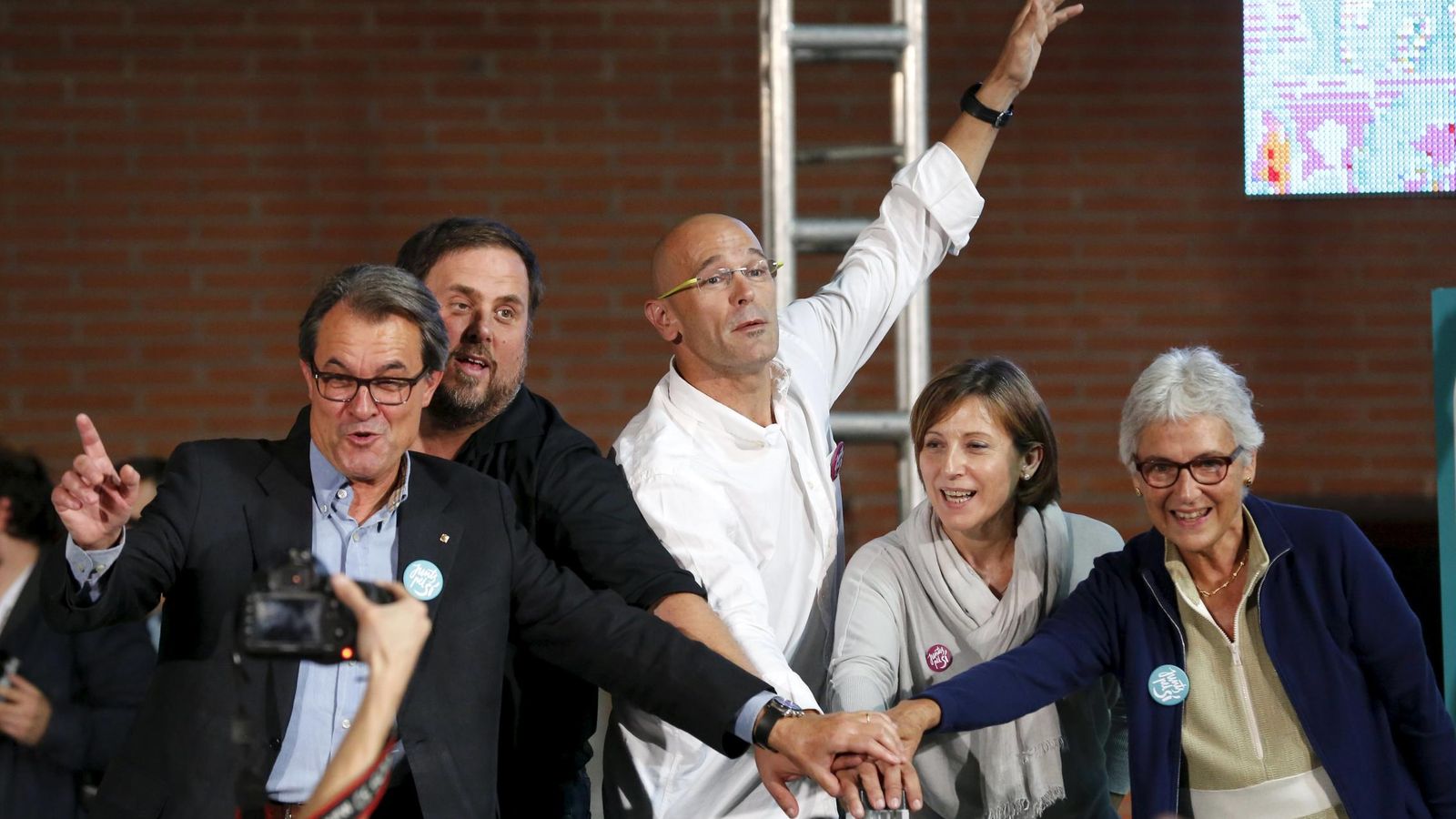 Foto: Artur Mas, Oriol Junqueras, Raül Romeva, Carme Forcadell y Muriel Casals, en un acto de Junts pel Sí el 11 de septiembre. (Reuters)