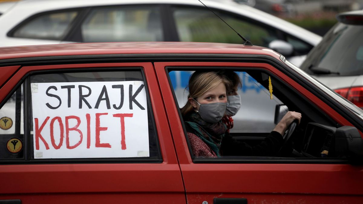 Las manifestaciones contra la ley del aborto en Polonia, en coche por el Covid-19