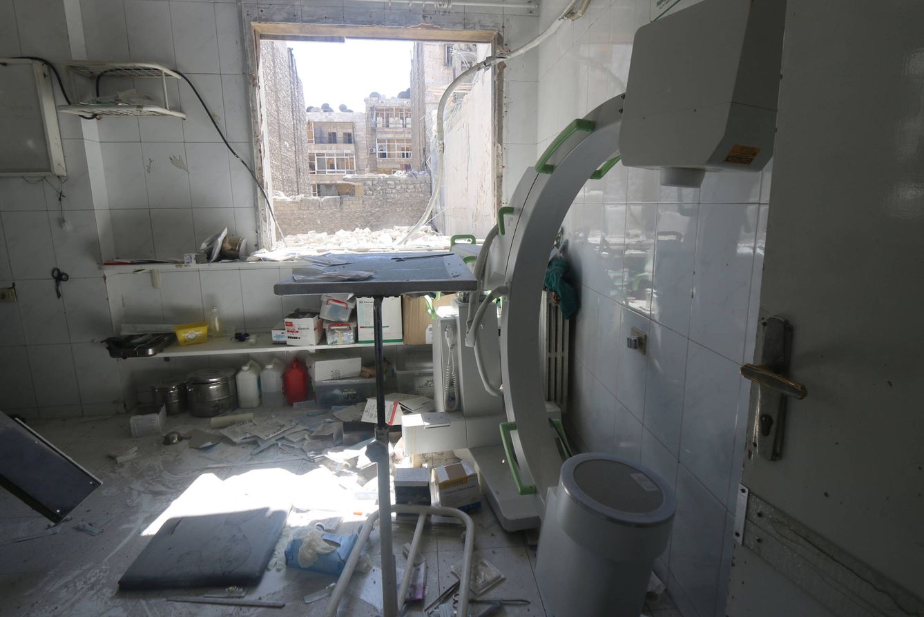 Daños en el interior de un hospital tras bombardeos del régimen en la zona de Alepo controlada por la oposición (Reuters).