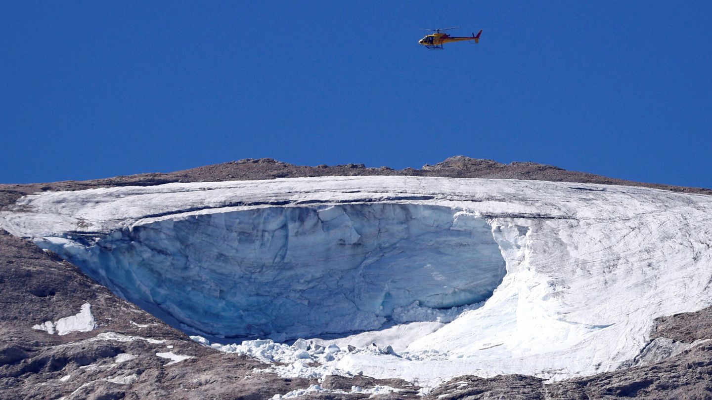Tareas de rescate en el glacial de la Marmolada. (Reuters/Guglielmo Mangiapane)