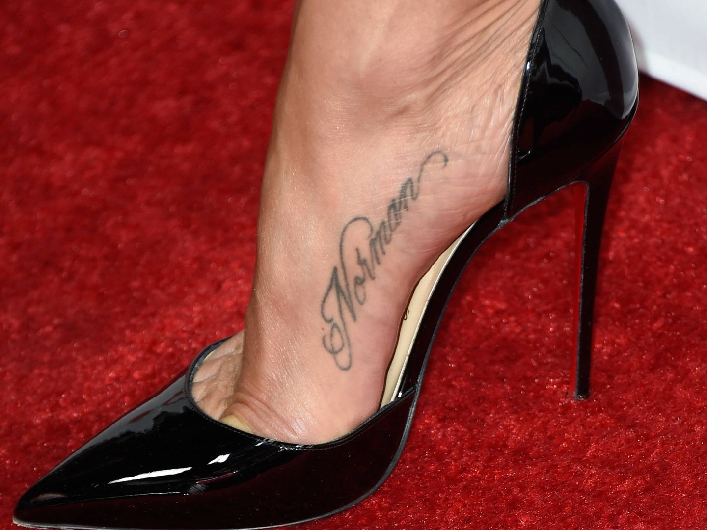  Jennifer Aniston lleva tatuado el nombre de su fallecido perro. (Getty)
