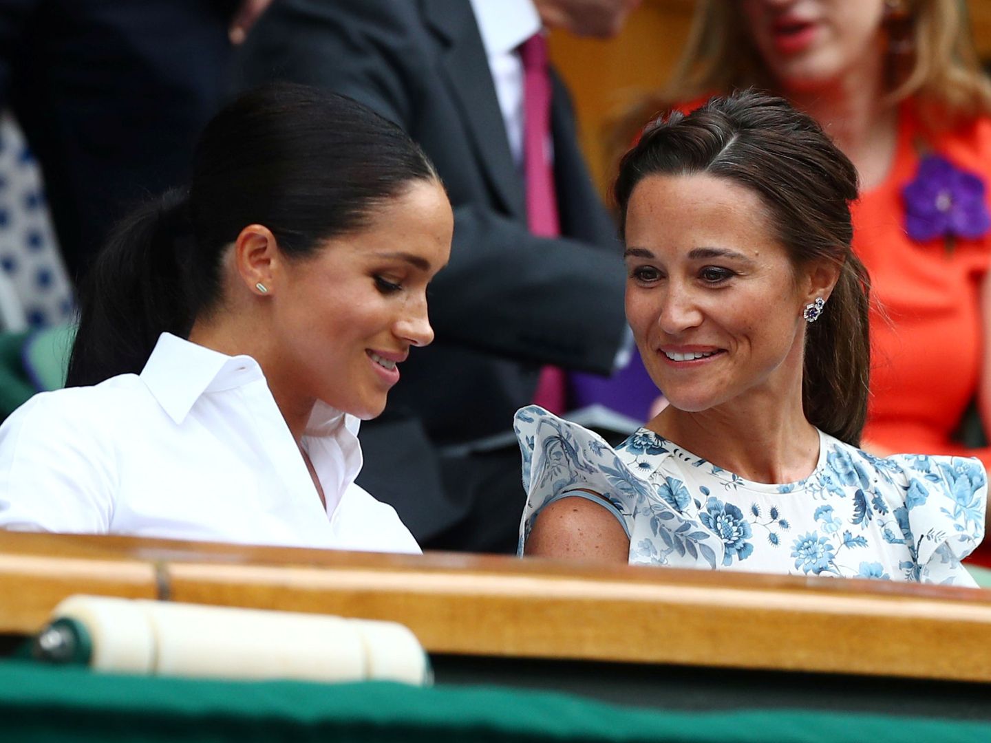 Pippa Middleton y Meghan Markle charlan en Wimbledon. (Reuters)