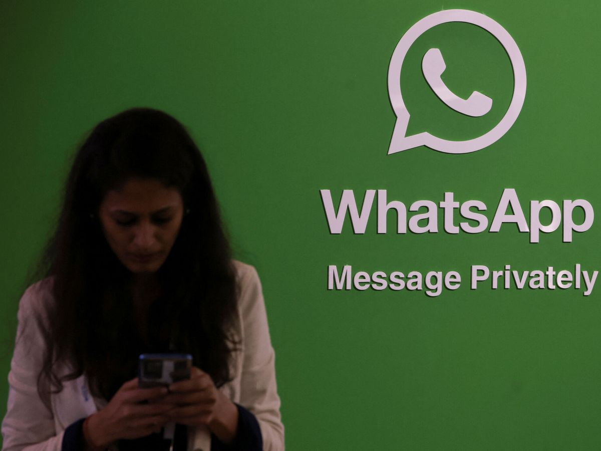 Foto: Usar códigos entre los más jóvenes es habitual en WhatsApp (Reuters/Francis Mascarenhas)