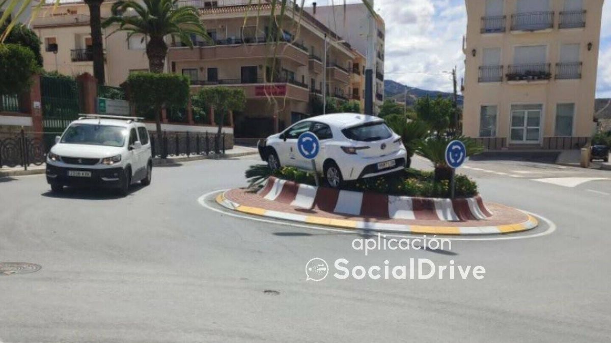 Un coche se queda atascado en un lugar inesperado en Almería y las redes reaccionan así