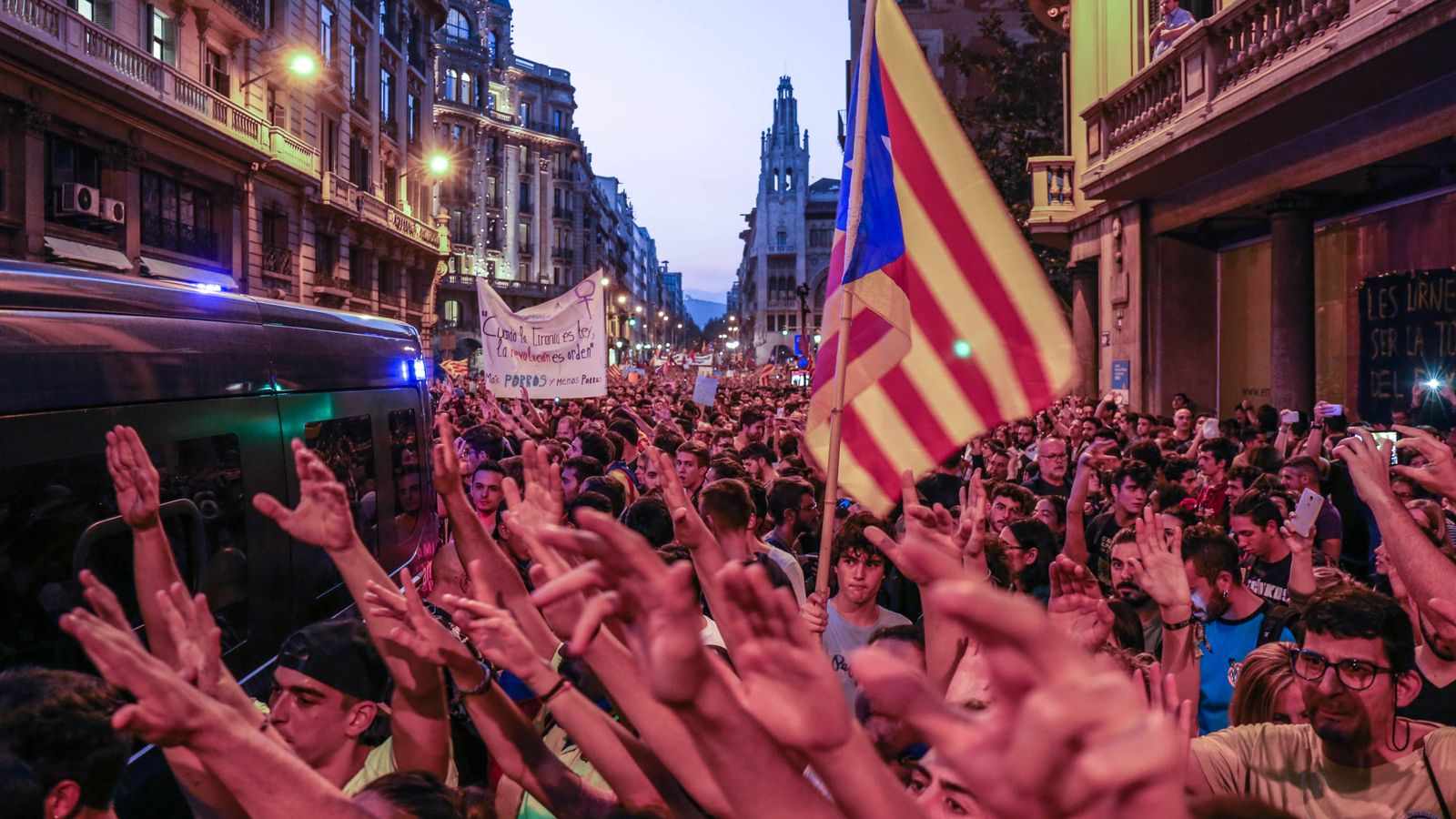 Foto: Miles de manifestantes congregados ante la Jefatura Superior de Policía de Barcelona. (David Brunat)