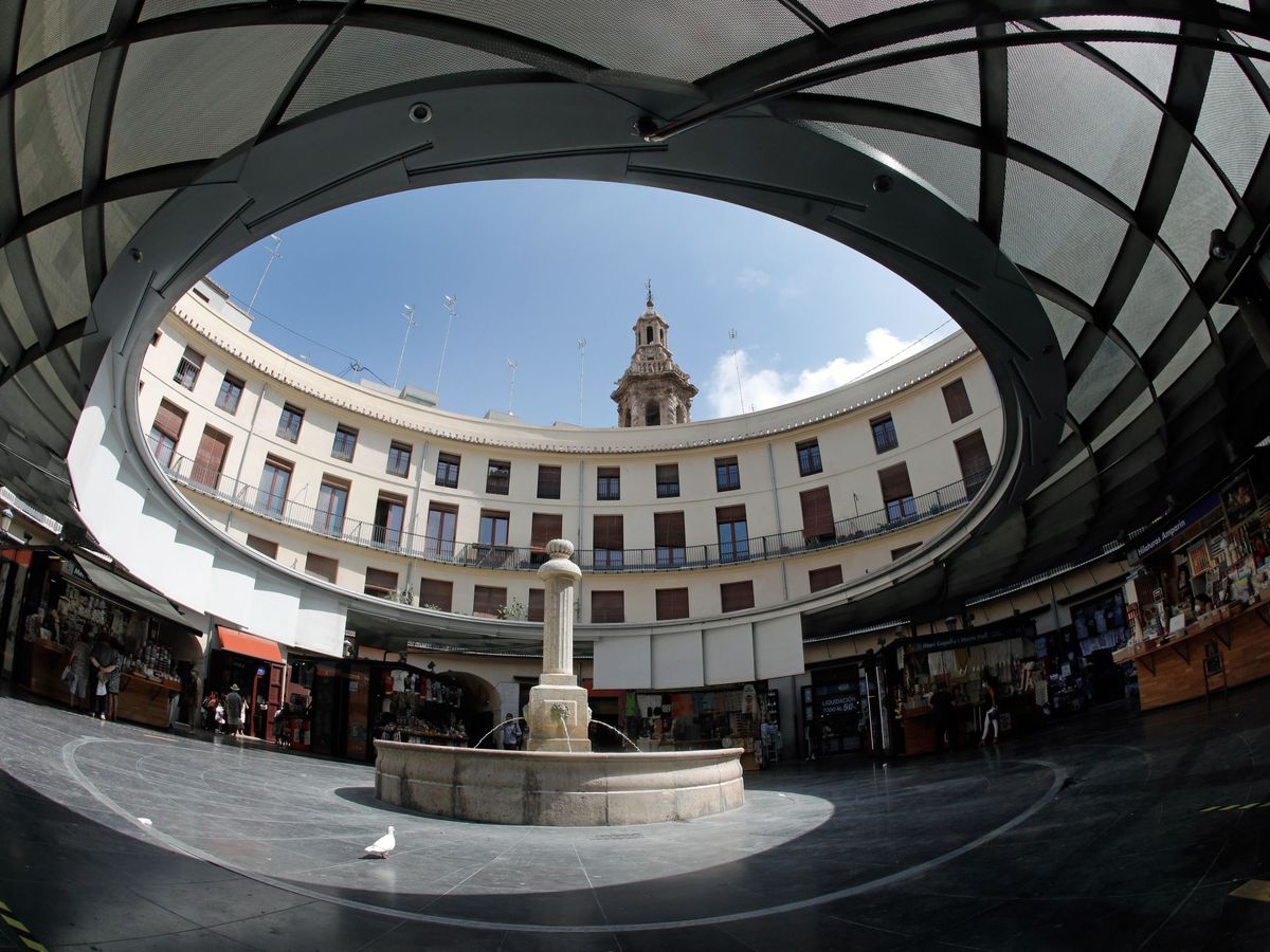 Foto: La plaza Redonda de Valencia, normalmente abarrotada de turistas en esta época del año, completamente vacía debido a las consecuencias de la pandemia. (EFE)