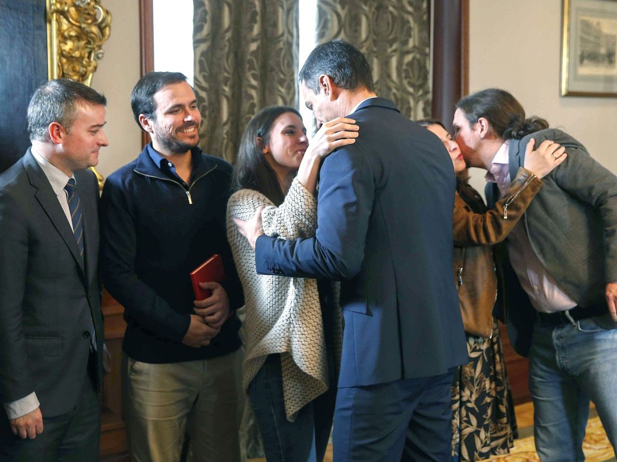 Foto: Pedro Sánchez saluda a la dirigente de Podemos Irene Montero, tras la firma del preacuerdo para el Gobierno de coalición, mientras Pablo Iglesias besa a Adriana Lastra, en presencia de Alberto Garzón. (EFE)