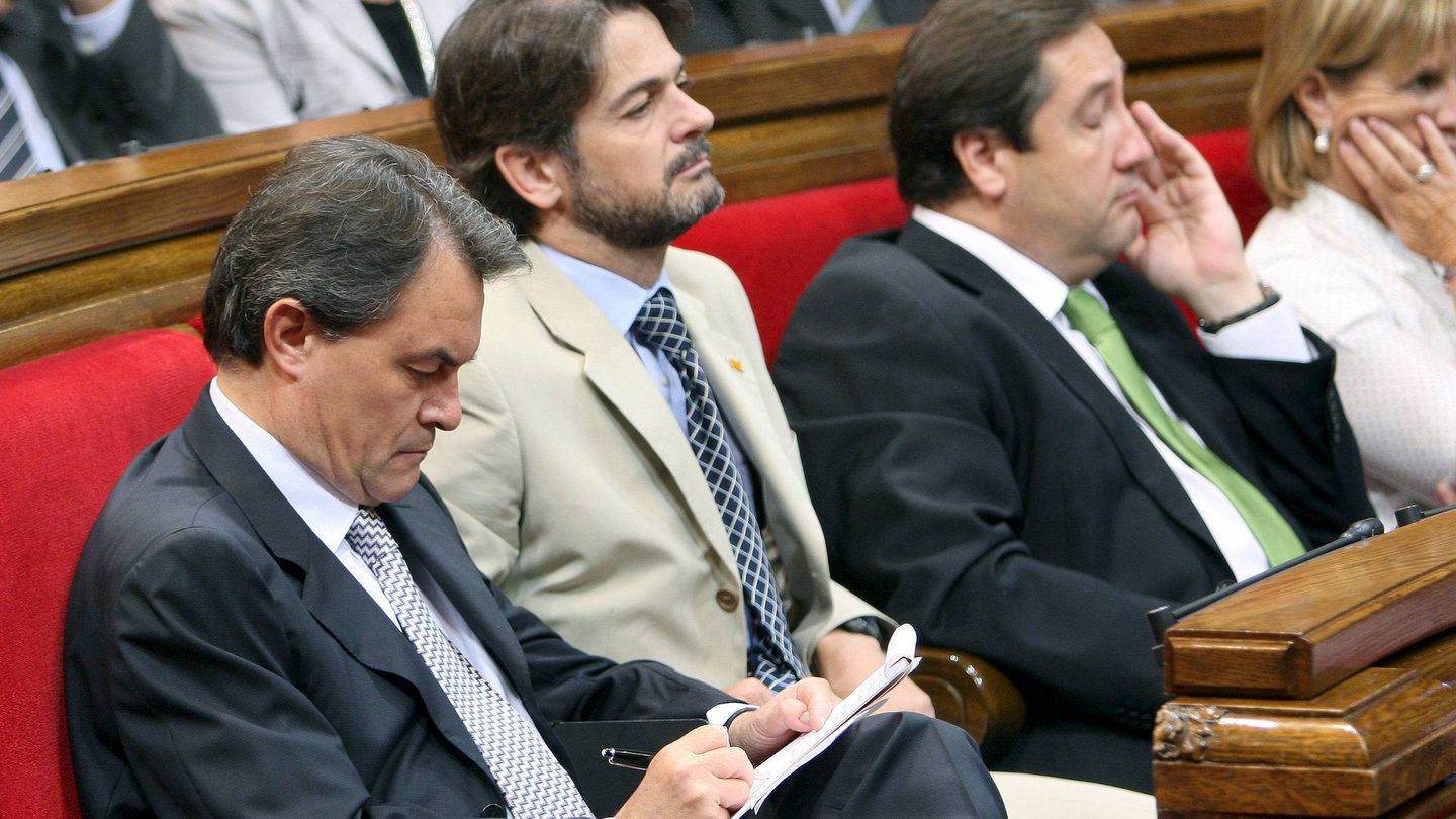 Artur Mas, junto a Oriol Pujol en el Parlament. (EFE)