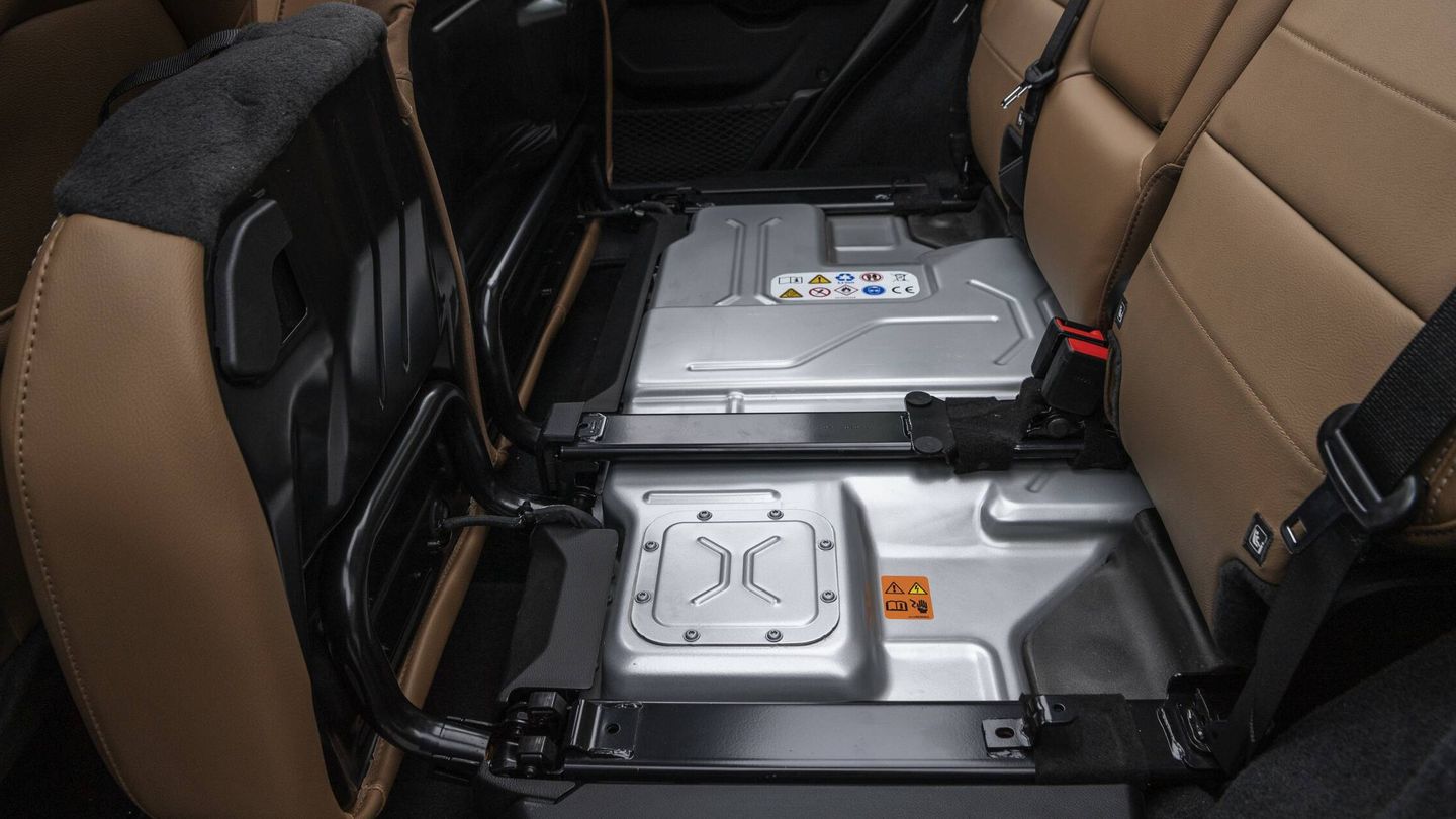 La batería de 17,4 kWh del Wrangler 4xe va debajo de la banqueta posterior. Gracias a eso, el maletero no pierde capacidad: 533 litros.