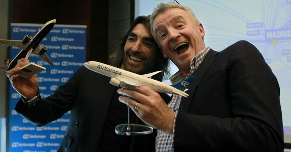 Foto: El consejero delegado de Ryanair, Michael O'Leary (d), y el consejero ejecutivo de Globalia, Javier Hidalgo. (EFE)